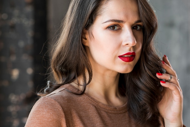 Free photo beautiful young woman looking at camera