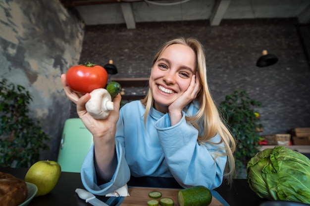 Free photo beautiful young woman posing in the kitchen