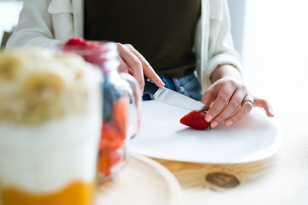 Free photo beautiful young woman preparing breakfast at home.