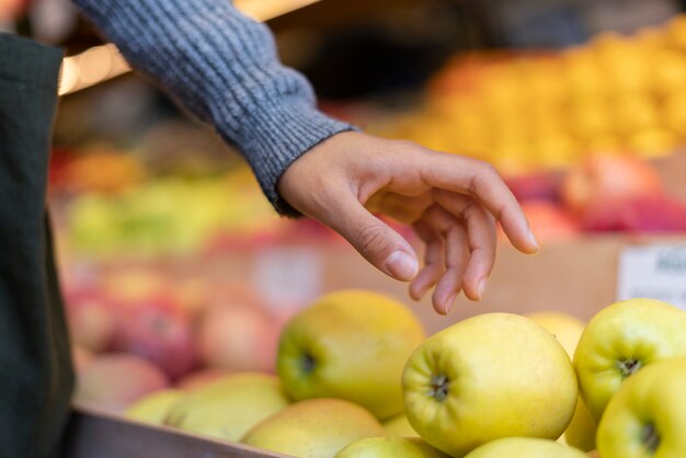 Free photo beautiful young woman shopping for food