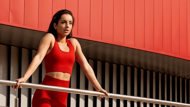 Free photo beautiful young woman in sportswear posing