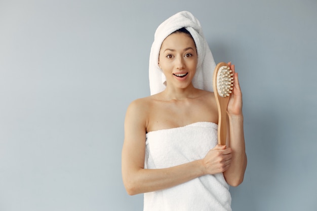 Free photo beautiful young woman standing with massage brush