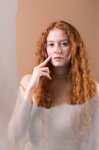 Free photo beautiful young woman teaching sign language