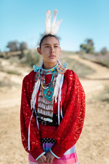 Free photo beautiful young woman wearing native american costume