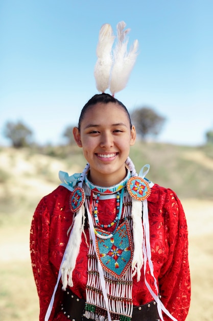 Free photo beautiful young woman wearing native american costume