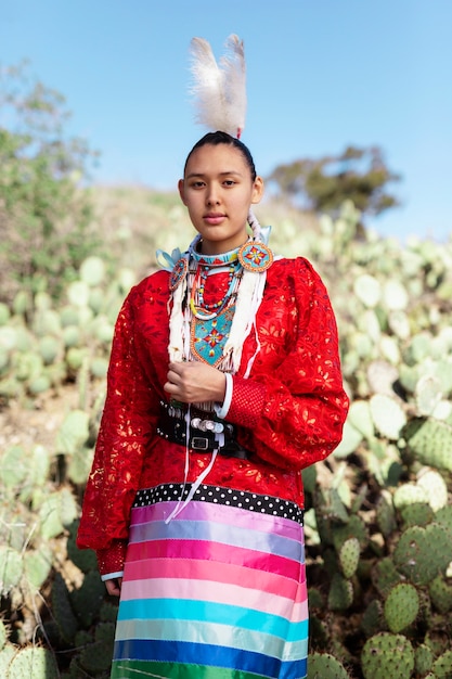 Free photo beautiful young woman wearing native american costume