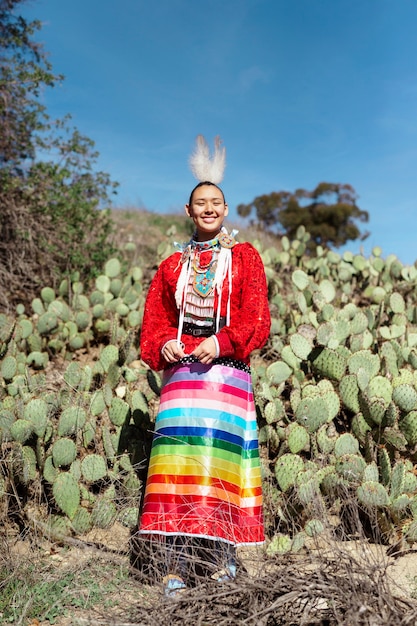 Free photo beautiful young woman wearing native american costume