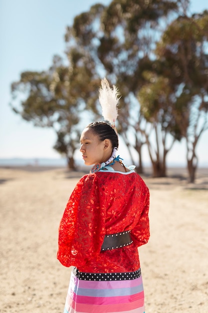 Free photo beautiful young woman wearing native american costume