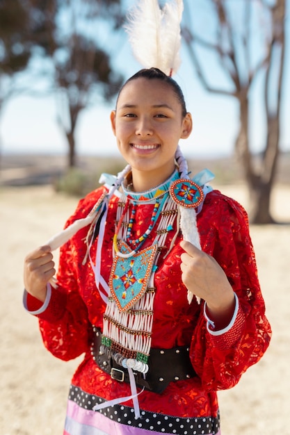 Free photo beautiful young woman wearing native american costume