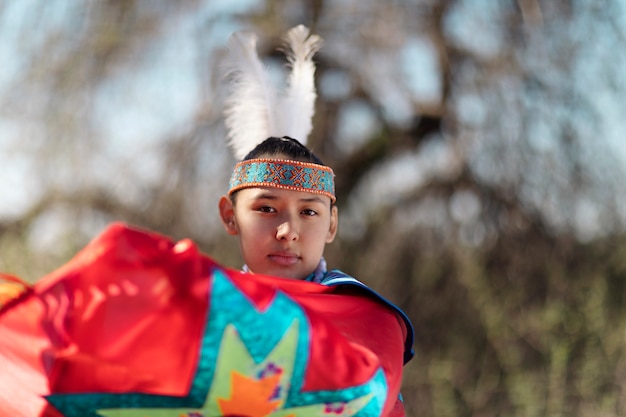 Free photo beautiful young woman wearing native american costume