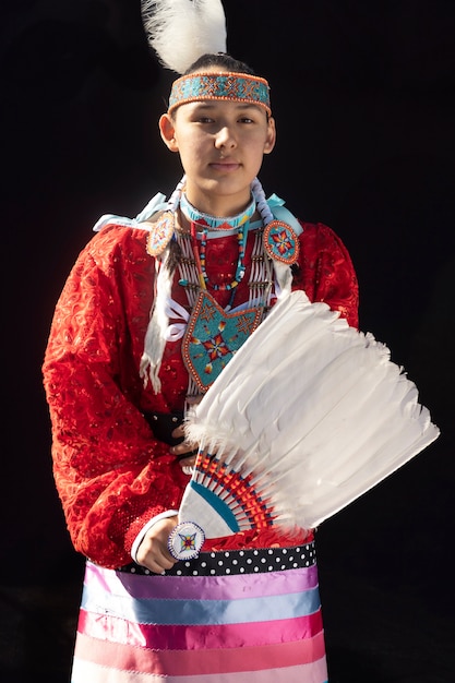 Free photo beautiful young woman wearing native american costume