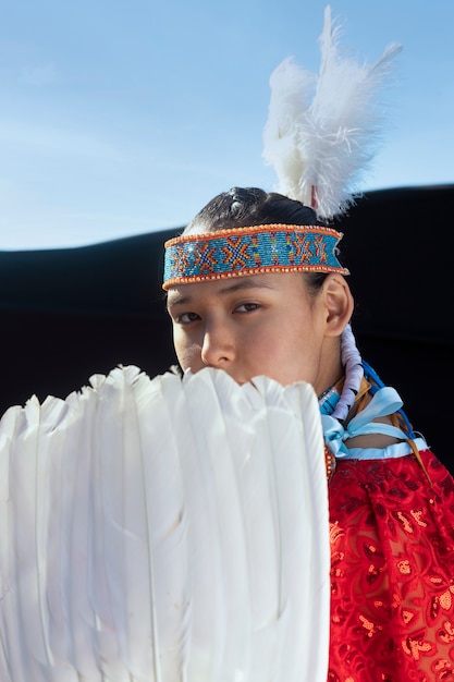 Free photo beautiful young woman wearing native american costume