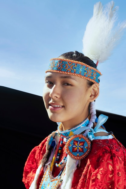 Free Photo beautiful young woman wearing native american costume