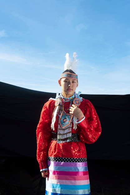 Free photo beautiful young woman wearing native american costume