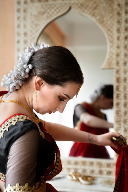 Free photo beautiful young woman wearing sari