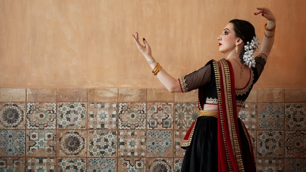 Free photo beautiful young woman wearing sari