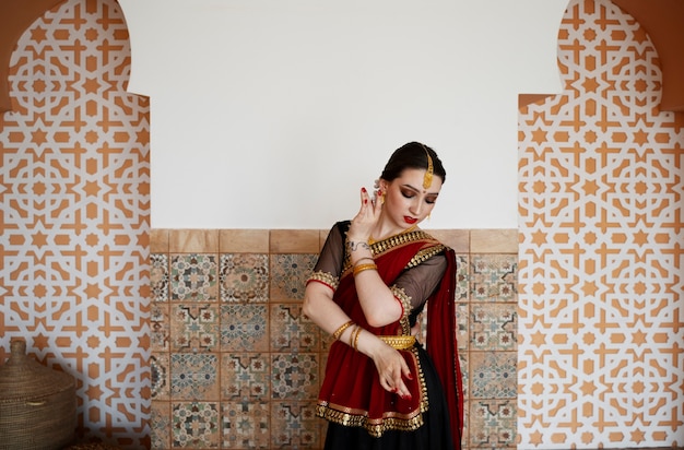 Free photo beautiful young woman wearing sari