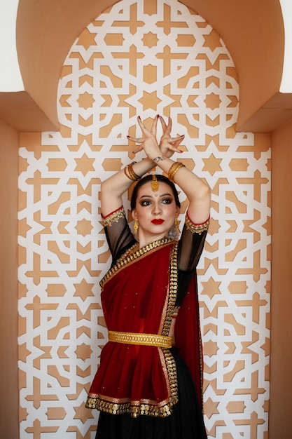 Free photo beautiful young woman wearing sari