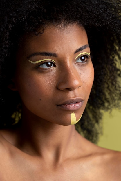 Free photo beauty portrait of afro woman with ethnic makeup