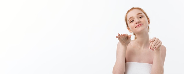 Free photo beauty portrait of a smiling young woman with looking at camera isolated over gray background