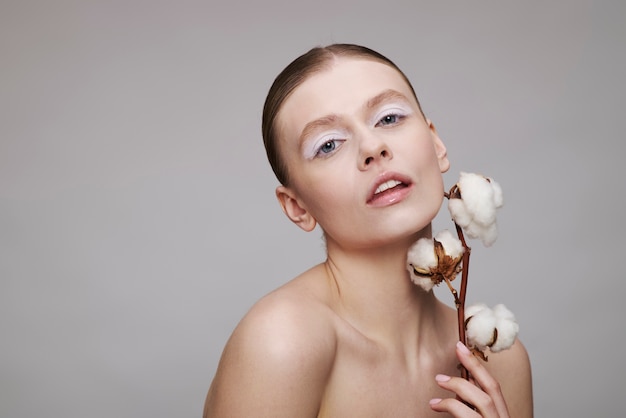 Free photo beauty portrait of young woman with plant