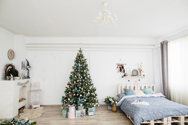 Free photo bedroom with christmas decoration