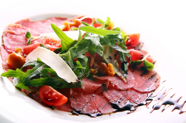 Free Photo beef carpaccio served with ruccola 