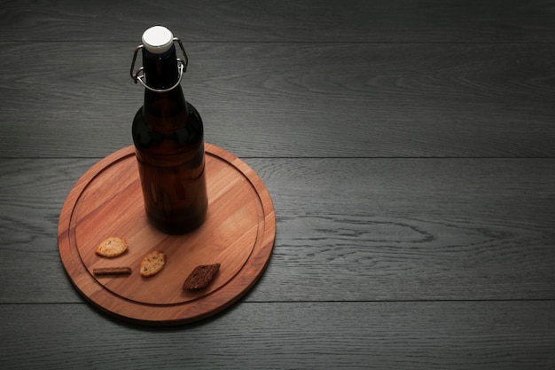 Free photo beer bottle on cutting board with copy space