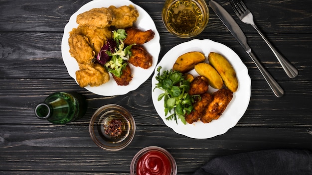 Free photo beer and nuggets with fried potato