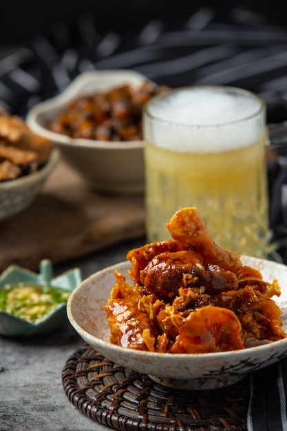 Free photo beer with crispy fish hors d'oeuvres, world beer day.