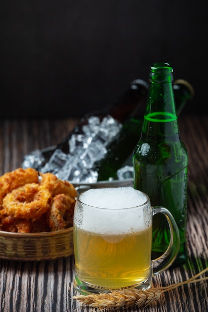 Free photo beer with crispy fish hors d'oeuvres, world beer day.