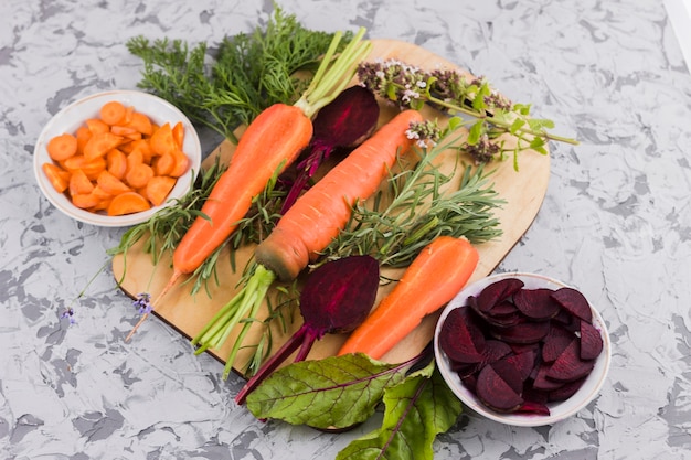 Free photo beetroot and carrot on wooden board