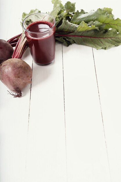 Free photo beetroot juice on white wooden table