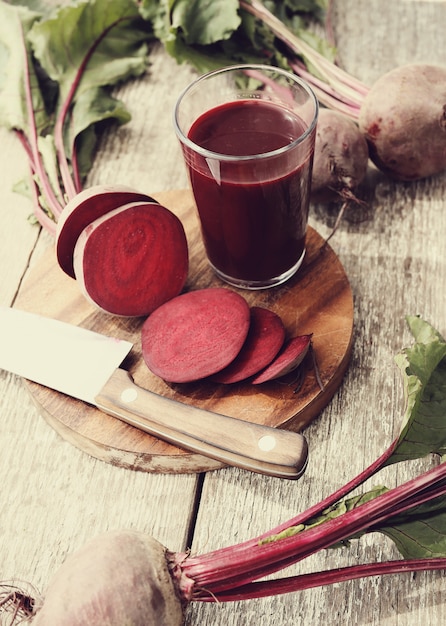 Free photo beetroot juice on wooden table