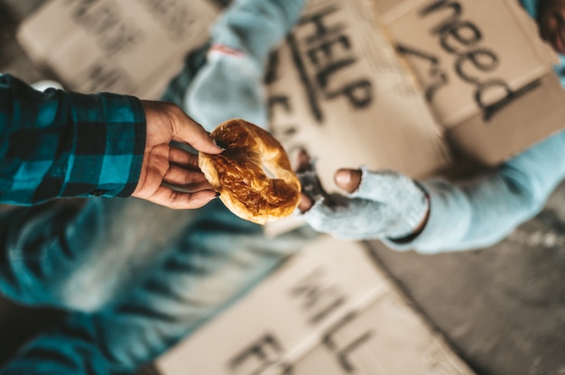 Begging under the bridge with the person who handed the bread.