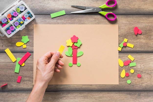 Free photo beige paper decorated with sticker on wooden table