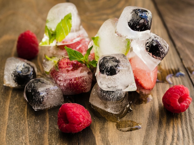 Free photo berries in ice cubes