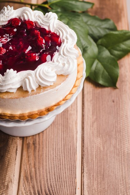 Free photo berry tart with custard with green leaves