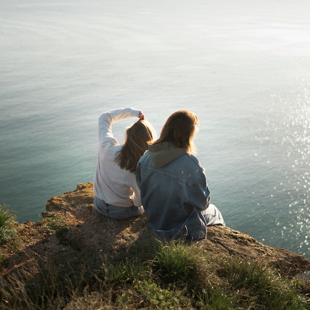 Free photo best female friends and ocean