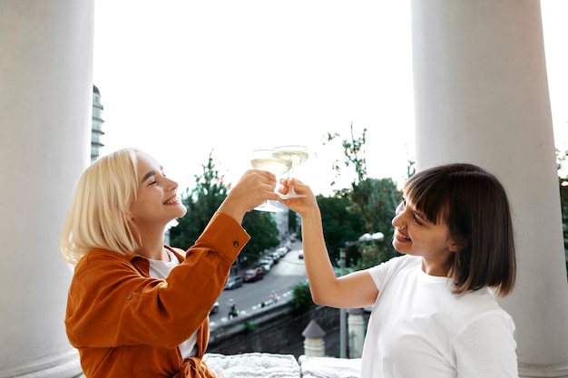 Free photo best friends having fun and enjoying some drinks