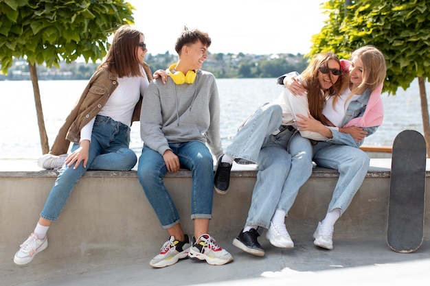 Free photo best friends having fun together outdoors