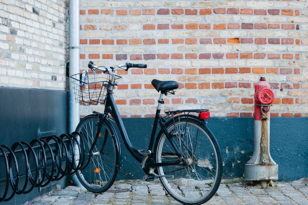 Free photo bicycle on grungy street corner