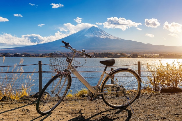 Free photo bicycle at kawaguchiko and fuji mountain, japan.