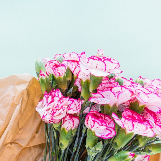 Free photo big flowers bouquet on blue table