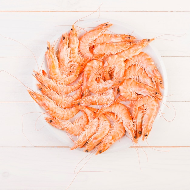 Free photo big plate with shrimps on table