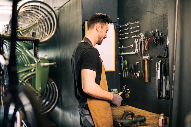 Free Photo bike shop with shop assistant