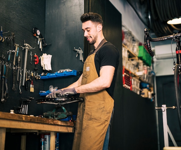 Free photo bike shop with shop assistant