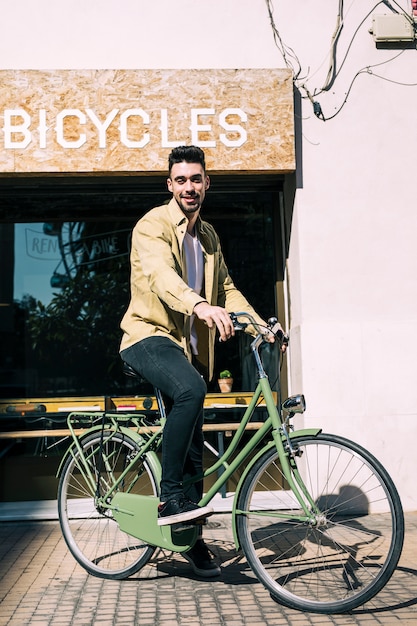 Free photo bike shop with shop assistant