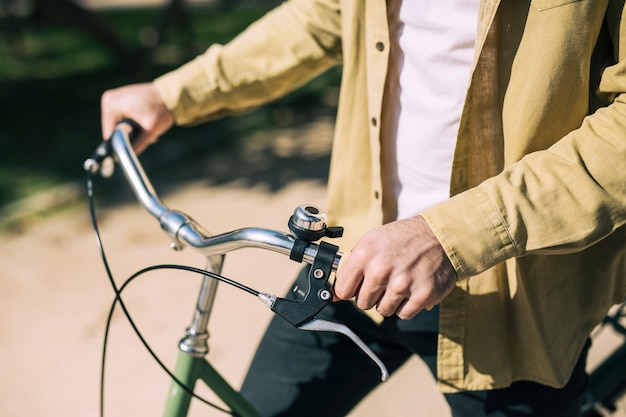 Free photo bike shop with shop assistant