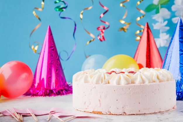 Free photo birthday cake and bright decorations